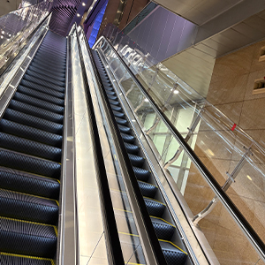天津站电梯扶梯护栏安装效果